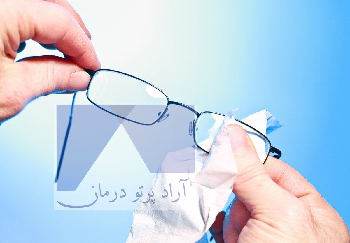 روش صحیح تمیز کردن عینک سربی